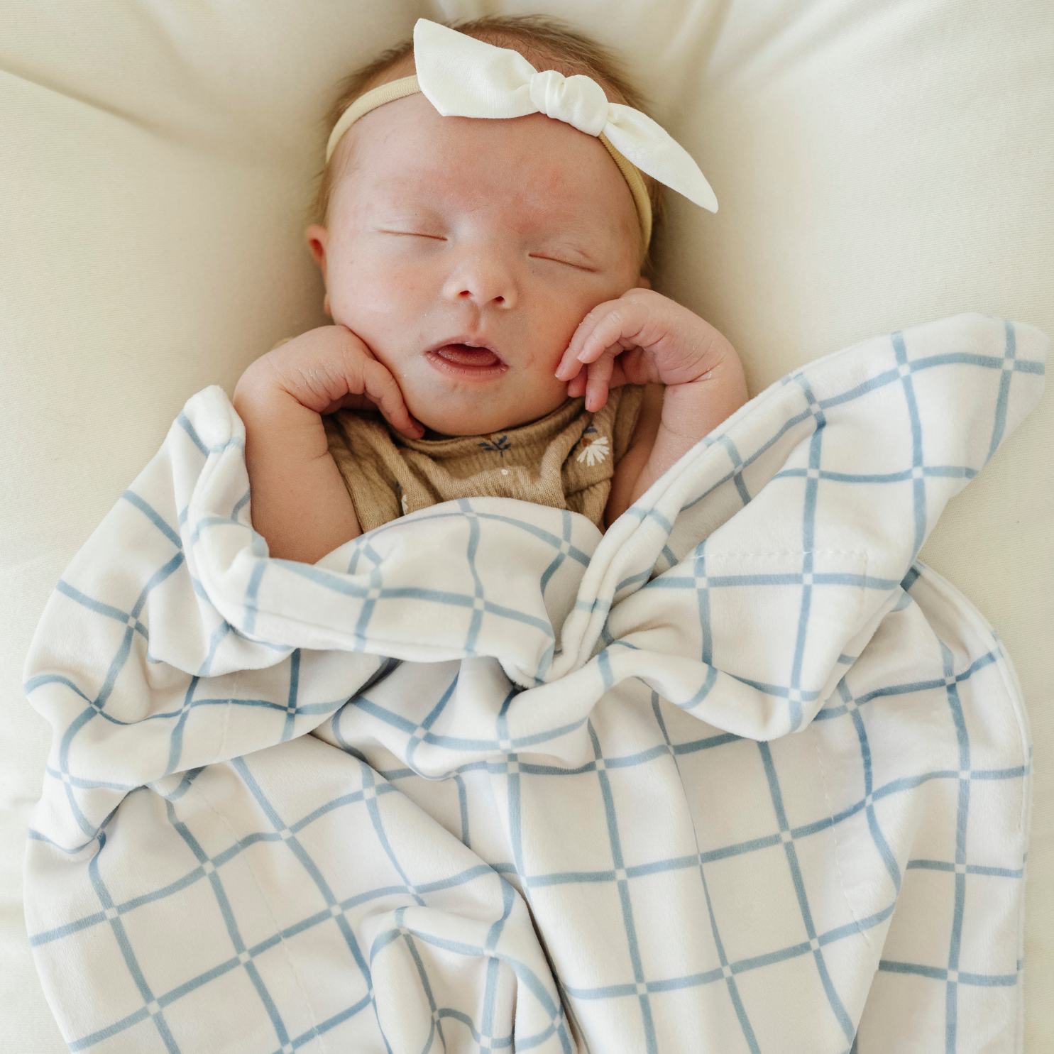 Saranoni  Minky Stretch Blanket | Grid