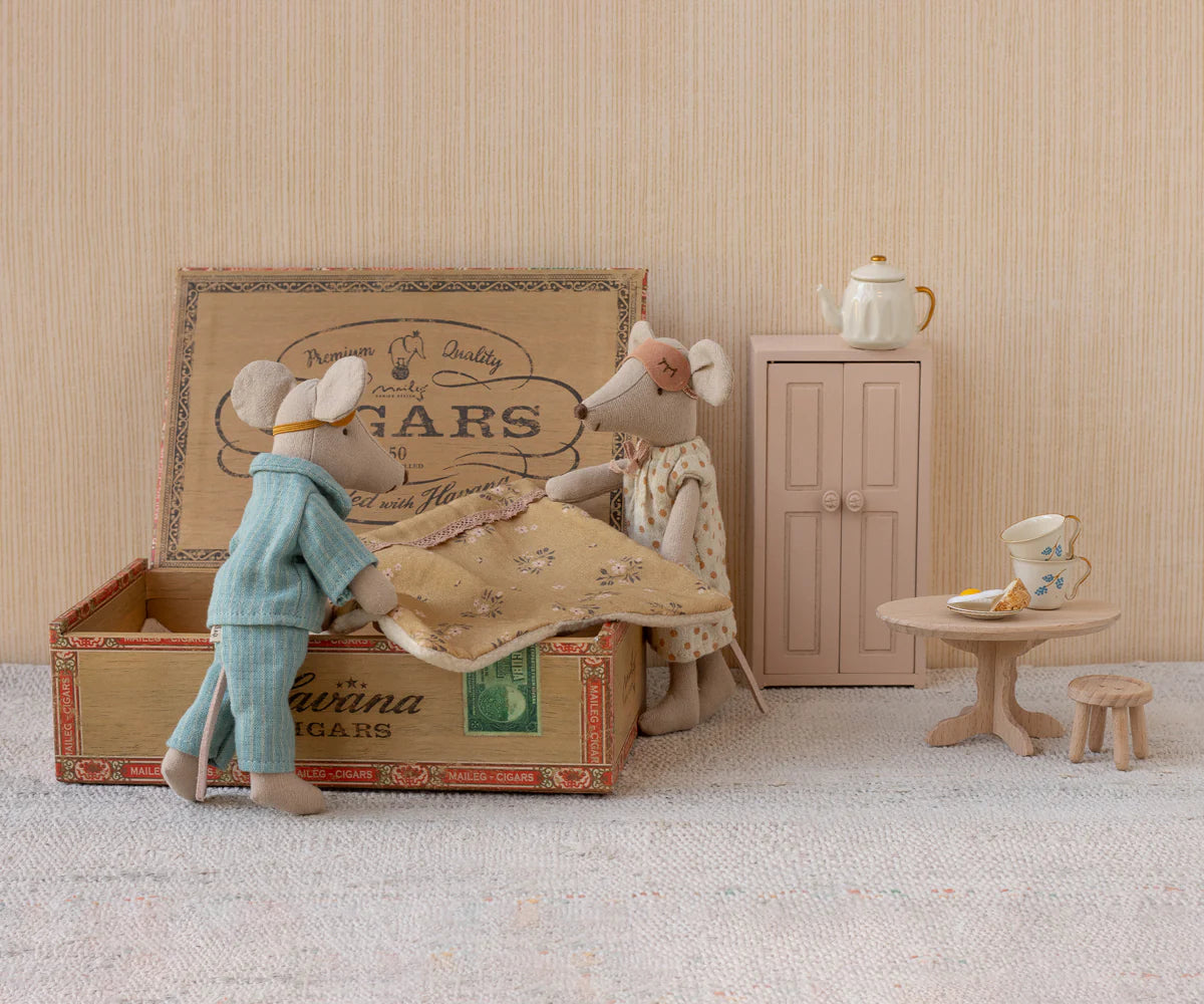 Maileg Mum and Dad in Cigar Box | Pink & Blue