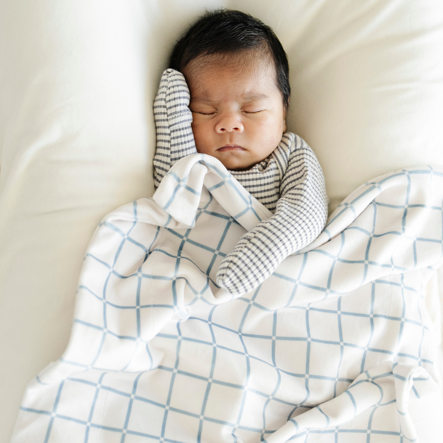 Saranoni  Minky Stretch Blanket | Grid